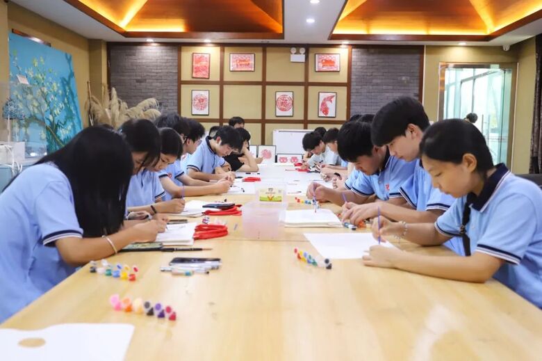 计算机专业新生开展帆布包手绘活动